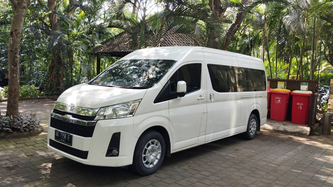 sewa-hiace-premio-kediri